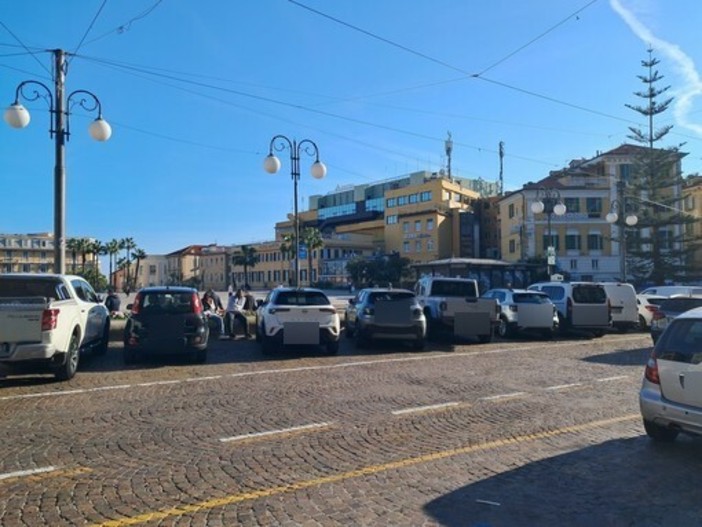 Sanremo, Piazza Colombo tra parcheggio selvaggio e futuro progetto di riqualificazione: cosa farà il Comune?