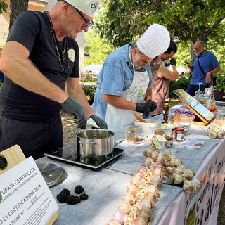 Tartufo di Seborga e Aglio Nero di Vessalico insieme nel "Laboratorio del Gusto" a Laigueglia Tartufo di Seborga e Aglio Nero di Vessalico insieme nel "Laboratorio del Gusto" a Laigueglia
