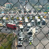 A10, coda di 2 km tra Bordighera e Ventimiglia: autostrada chiusa alcuni minuti per migranti diretti verso la Francia