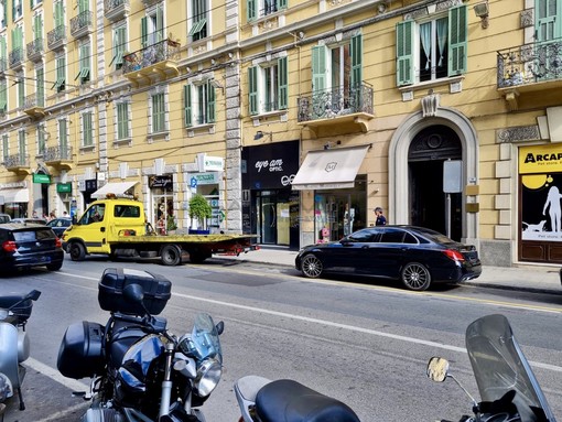 L'intervento della Polizia Municipale in via Roma