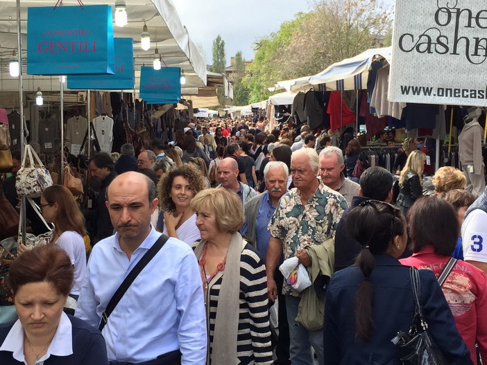 Le notissime "boutiques a cielo aperto": gli 'Ambulanti di Forte dei Marmi' ad Ospedaletti lunedì 24 aprile