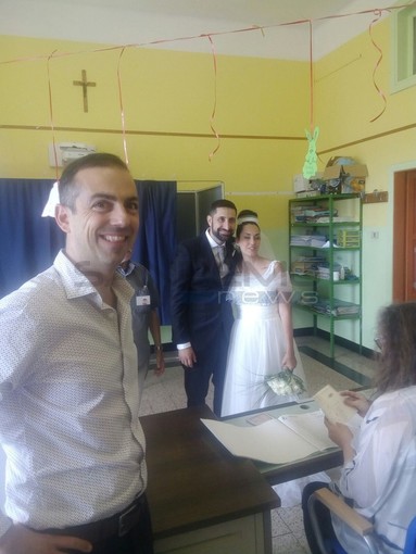 Imperia: balottaggio, oggi è andata a votare anche una coppia di sposi in abiti da cerimonia (Foto)
