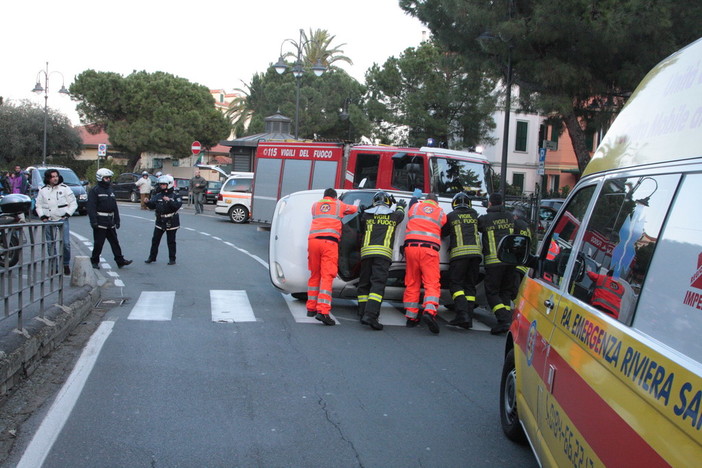 Sanremo: anziana si ribalta con l'auto in piazza San Bernardo, un po' di spavento ma è illesa
