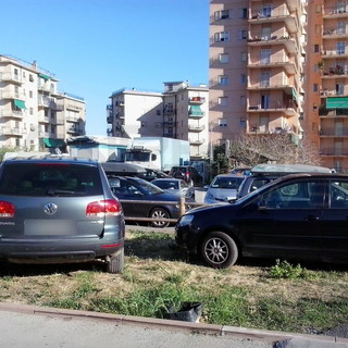 Auto parcheggiate sulla pista ciclabile ad Arma di Taggia: le foto e le rimostranze di un lettore