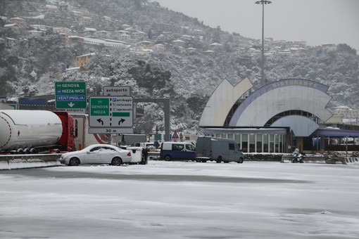 Migranti approfittano dei mezzi pesanti bloccati in autostrada per cercare 'passaggi' verso la Francia Migranti approfittano dei mezzi pesanti bloccati in autostrada per cercare 'passaggi' verso la Francia