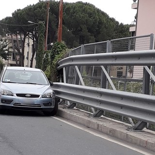 Sanremo: macchina parcheggiata in piena curva da giorni, dopo le multe nessuno la sposta (Foto)