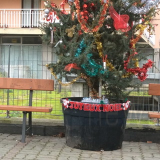 Il quartiere più popoloso di Ventimiglia fa gli auguri di Natale in francese: il gesto ha fatto storcere il naso a diversi residenti di Roverino