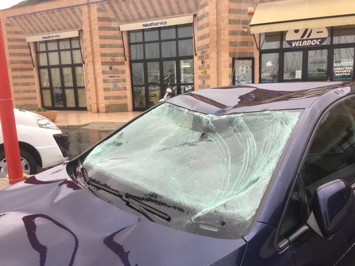Sanremo: forte vento a Portosole, danneggiate ieri sera dall'acqua due auto parcheggiate Sanremo: forte vento a Portosole, danneggiate ieri sera dall'acqua due auto parcheggiate