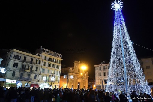 Potremo ancora farci gli auguri di 'Buon Natale': ritirate le linee guida sulla 'Comunicazione inclusiva' Potremo ancora farci gli auguri di 'Buon Natale': ritirate le linee guida sulla 'Comunicazione inclusiva'