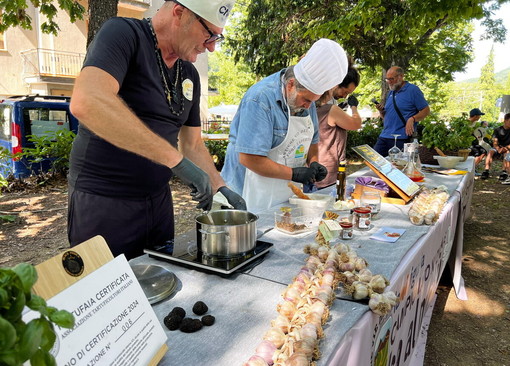 Tartufo di Seborga e Aglio Nero di Vessalico insieme nel "Laboratorio del Gusto" a Laigueglia Tartufo di Seborga e Aglio Nero di Vessalico insieme nel "Laboratorio del Gusto" a Laigueglia