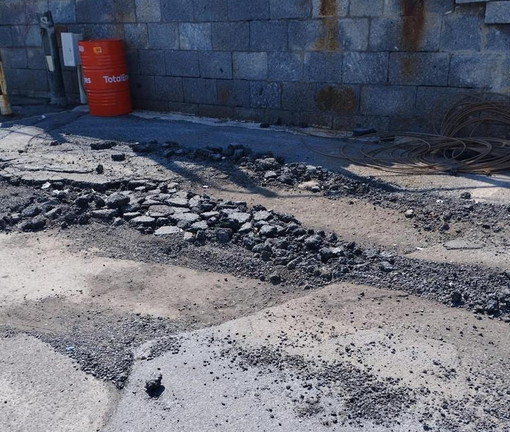 Sanremo: manto stradale in pessime condizioni sul molo del porto vecchio, affondo di Fratelli d'Italia (Foto) Sanremo: manto stradale in pessime condizioni sul molo del porto vecchio, affondo di Fratelli d'Italia (Foto)