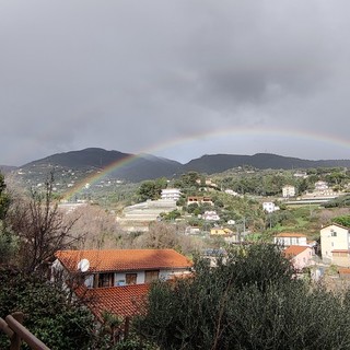 Transitata quasi completamente la perturbazione: ecco lo spettacolo dell'arcobaleno in cielo (Foto)