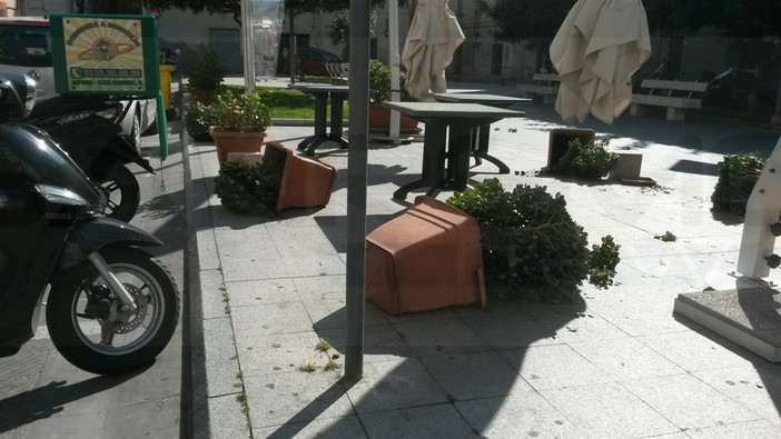 Imperia: raid vandalico ieri sera in piazza Maresca, danneggiate panchine pubbliche e un dehor
