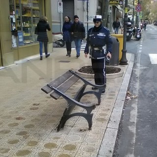 Sanremo: atto vandalico questa notte in corso Garibaldi, divelta una panchina, indagini in corso