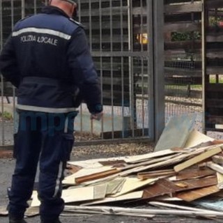 Diano San Pietro: abbandono di rifiuti ingombranti vicino ad una scuola, 38enne denunciato dalla Municipale (Foto) Diano San Pietro: abbandono di rifiuti ingombranti vicino ad una scuola, 38enne denunciato dalla Municipale (Foto)