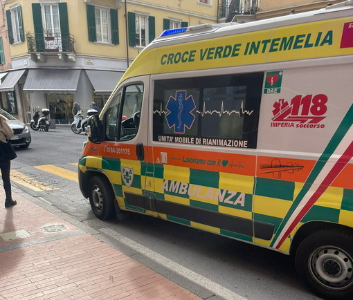 Donna di 29 anni investita sulle strisce pedonali a Ventimiglia, trasportata in codice giallo a Bordighera