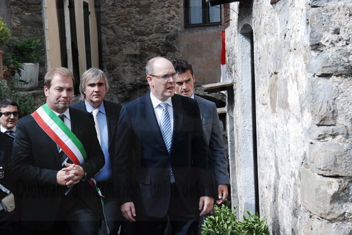 Principe di Monaco a Dolceacqua: per la stampa è selezione all’ingresso, in chiesa solo pochi ‘eletti’. Al Castello vietato l’accesso ai fotografi italiani Principe di Monaco a Dolceacqua: per la stampa è selezione all’ingresso, in chiesa solo pochi ‘eletti’. Al Castello vietato l’accesso ai fotografi italiani