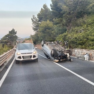 Auto si cappotta sull'Aurelia a Cipressa, ferita una 17enne: la giovane portata al Pronto Soccorso (Foto)