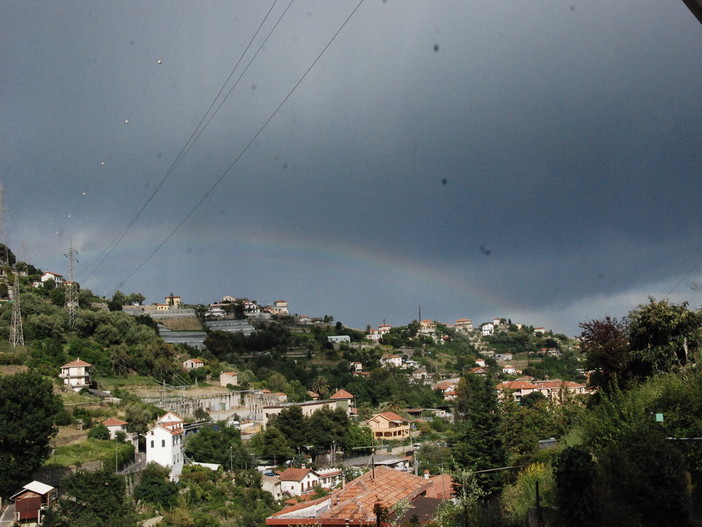 Sanremo: piogge alternate a schiarite sulla provincia, ecco l'arcobaleno nella città dei fiori