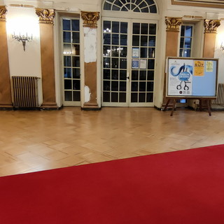Sanremo: terminati i lavori di sistemazione dell'atrio del Comune, parquet lucidato e stuoie sostituite (Foto)