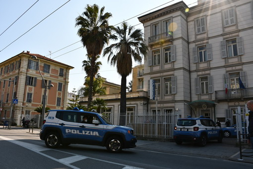 Sanremo: rapina gioielleria e cerca di scappare in autobus, 69enne fermato dalla Polizia