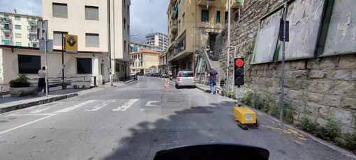Sanremo: asfalti da rifare e ritardi, in via Galilei semaforo da una settimana ma da lunedì i lavori (Foto) Sanremo: asfalti da rifare e ritardi, in via Galilei semaforo da una settimana ma da lunedì i lavori (Foto)