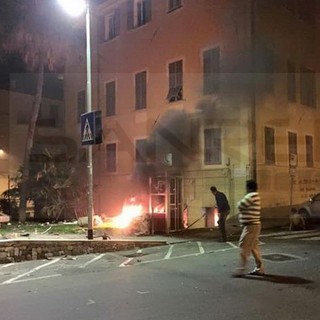 Imperia: attentato incendiario di questa notte alla sala scommesse, sottoposto a fermo di polizia il 'palo'