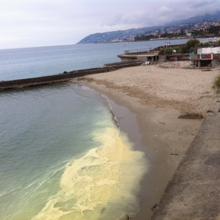 Sanremo: strano fenomeno questa mattina nella zona dei Tre Ponti, a riva una schiuma gialla