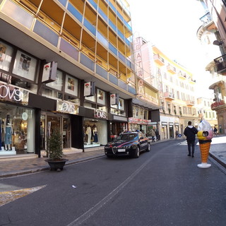 Sanremo: nuovo furto all'Ovs di via Matteotti, minorenne ruba un paio di felpe e viene fermato
