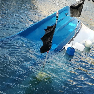 Bordighera: affondamento del peschereccio in porto, bisognerà spostarlo per tirarlo a terra (Foto e Video)