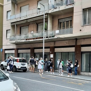 La coda davanti al laboratorio Asl di via Fiume La coda davanti al laboratorio Asl di via Fiume