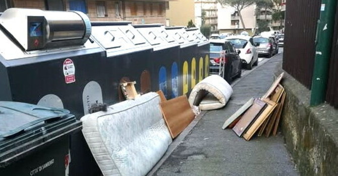 Sanremo, abbandono selvaggio di rifiuti: materassi e legni accanto alle nuove ecoisole nonostante i centri disponibili (Foto) Sanremo, abbandono selvaggio di rifiuti: materassi e legni accanto alle nuove ecoisole nonostante i centri disponibili (Foto)