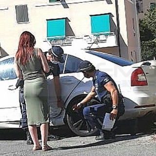 Sanremo: trova l'auto incidentata in via Serenella e la Municipale la aiuta a trovare il colpevole (Foto)