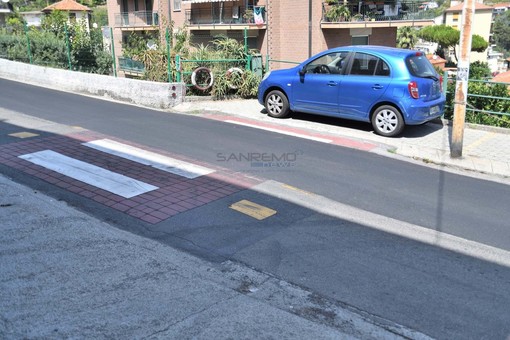 L'attraversamento pedonale 'dimezzato' dal nuovo asfalto