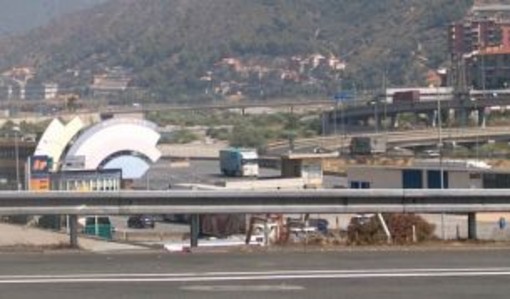 Chiusa la stazione di servizio dell’autoporto di Ventimiglia: spunta lettera all’Autostrada dei fiori, Scibilia chiede apertura tavolo urgente Chiusa la stazione di servizio dell’autoporto di Ventimiglia: spunta lettera all’Autostrada dei fiori, Scibilia chiede apertura tavolo urgente