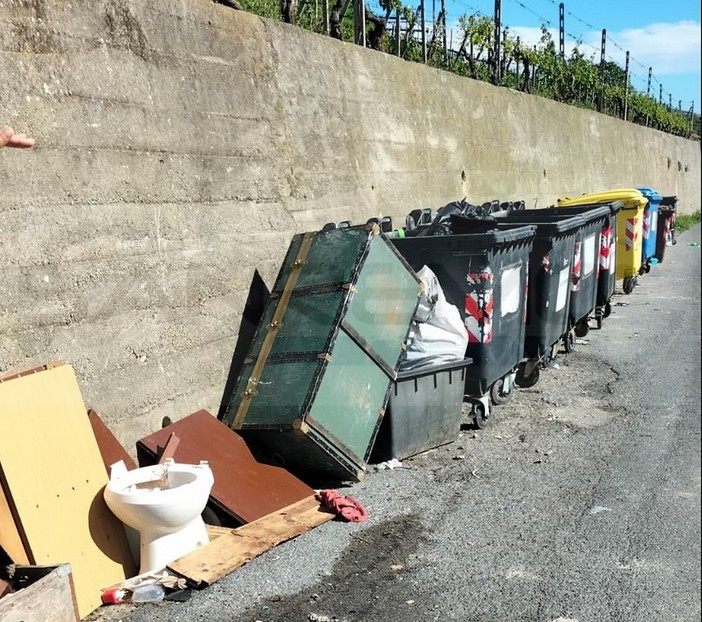 Abbandono dei rifiuti: il vice Sindaco di Ceriana "La situazione sopra Poggio è insostenibile!" (Foto) Abbandono dei rifiuti: il vice Sindaco di Ceriana "La situazione sopra Poggio è insostenibile!" (Foto)