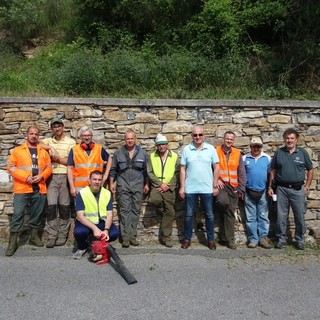 Aurigo: volontari al lavoro per pulire la strada per Borgomaro, presente anche il sindaco (Foto) Aurigo: volontari al lavoro per pulire la strada per Borgomaro, presente anche il sindaco (Foto)
