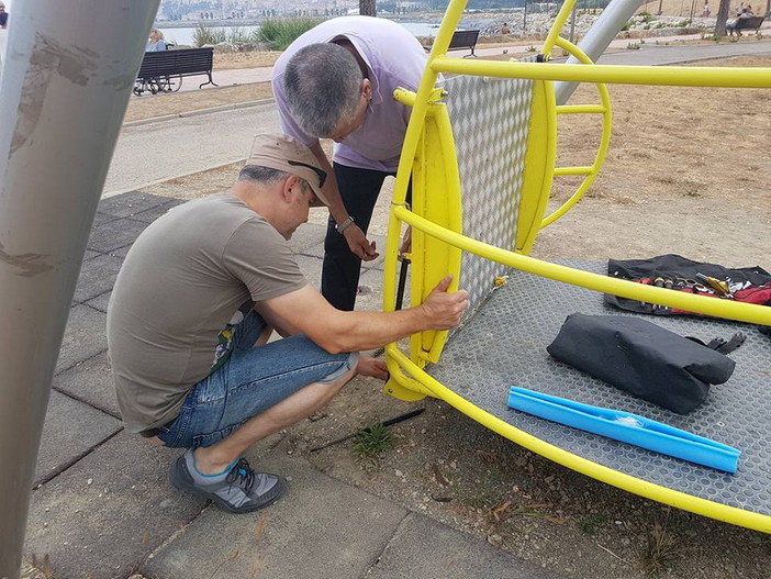 Imperia: la mamma dei deficienti è sempre incinta, nuovamente danneggiata l'altalena per disabili