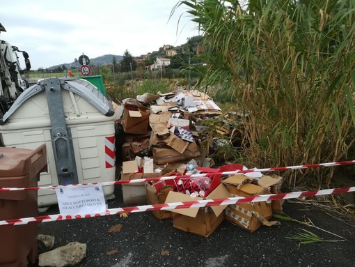 Diano San Pietro: abbandono selvaggio di imballaggi, la polizia locale rintraccia e sanziona l'autore (Foto)