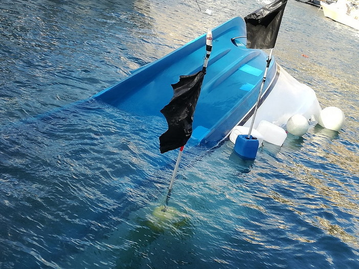Bordighera: affondamento del peschereccio in porto, bisognerà spostarlo per tirarlo a terra (Foto e Video)