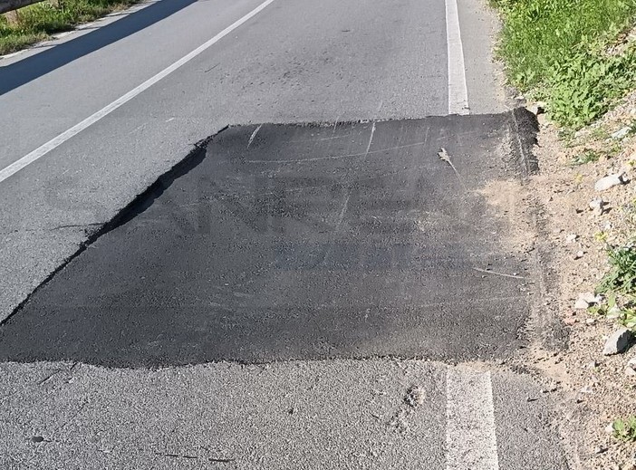 Ventimiglia: lavori eseguiti male sulla strada per Bevera, grosse buche e pericoli per chi transita (Foto) Ventimiglia: lavori eseguiti male sulla strada per Bevera, grosse buche e pericoli per chi transita (Foto)