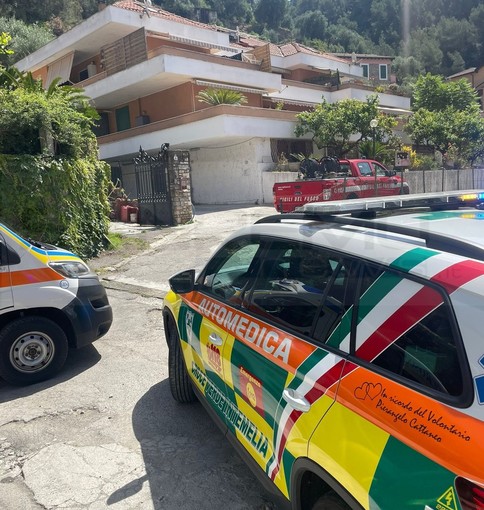 Ventimiglia: 68enne si sente male mentre lavora su un tetto, mobilitazione di soccorsi (Foto) Ventimiglia: 68enne si sente male mentre lavora su un tetto, mobilitazione di soccorsi (Foto)