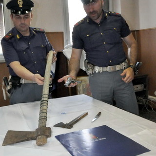Ventimiglia: vive in una grotta dei 'Balzi Rossi', minaccia alcuni bagnanti e viene denunciato Ventimiglia: vive in una grotta dei 'Balzi Rossi', minaccia alcuni bagnanti e viene denunciato