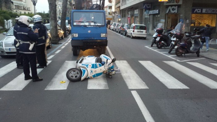 Sanremo: agente della Municipale tamponato mentre fa passare un pedone in corso Orazio Raimondo Sanremo: agente della Municipale tamponato mentre fa passare un pedone in corso Orazio Raimondo