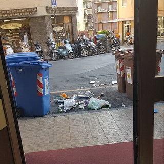 Sanremo: abbandono di rifiuti 'selvaggio', stavolta la storia si ripete in via Galilei al 'Polo Nord' (Foto) Sanremo: abbandono di rifiuti 'selvaggio', stavolta la storia si ripete in via Galilei al 'Polo Nord' (Foto)
