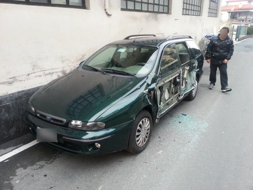 Sanremo: Fiat Marea distrutta da un furgone, due agenti risalgono al colpevole