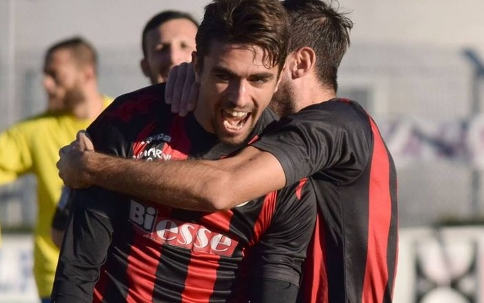 Nella foto l'attaccante Andrea Compagno festeggia un gol con la maglia dell'Argentina Arma (foto tratta dal profilo facebook del calciatore) Nella foto l'attaccante Andrea Compagno festeggia un gol con la maglia dell'Argentina Arma (foto tratta dal profilo facebook del calciatore)