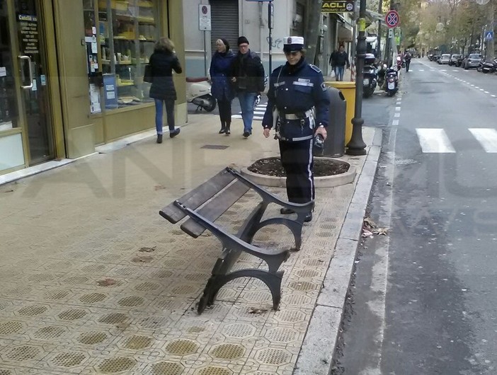 Sanremo: atto vandalico questa notte in corso Garibaldi, divelta una panchina, indagini in corso Sanremo: atto vandalico questa notte in corso Garibaldi, divelta una panchina, indagini in corso