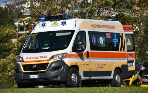 Ventimiglia: incidente nella zona di Bevera, 52enne finisce con lo scooter contro un'auto