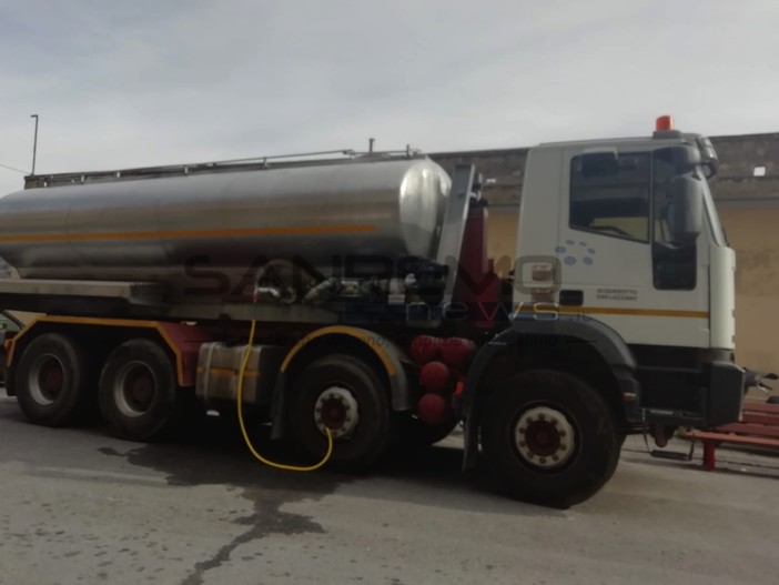 L'autobotte alle Gallardi L'autobotte alle Gallardi